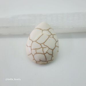 25x18x6mm Beautiful Teardrop White Howlite Cabochon